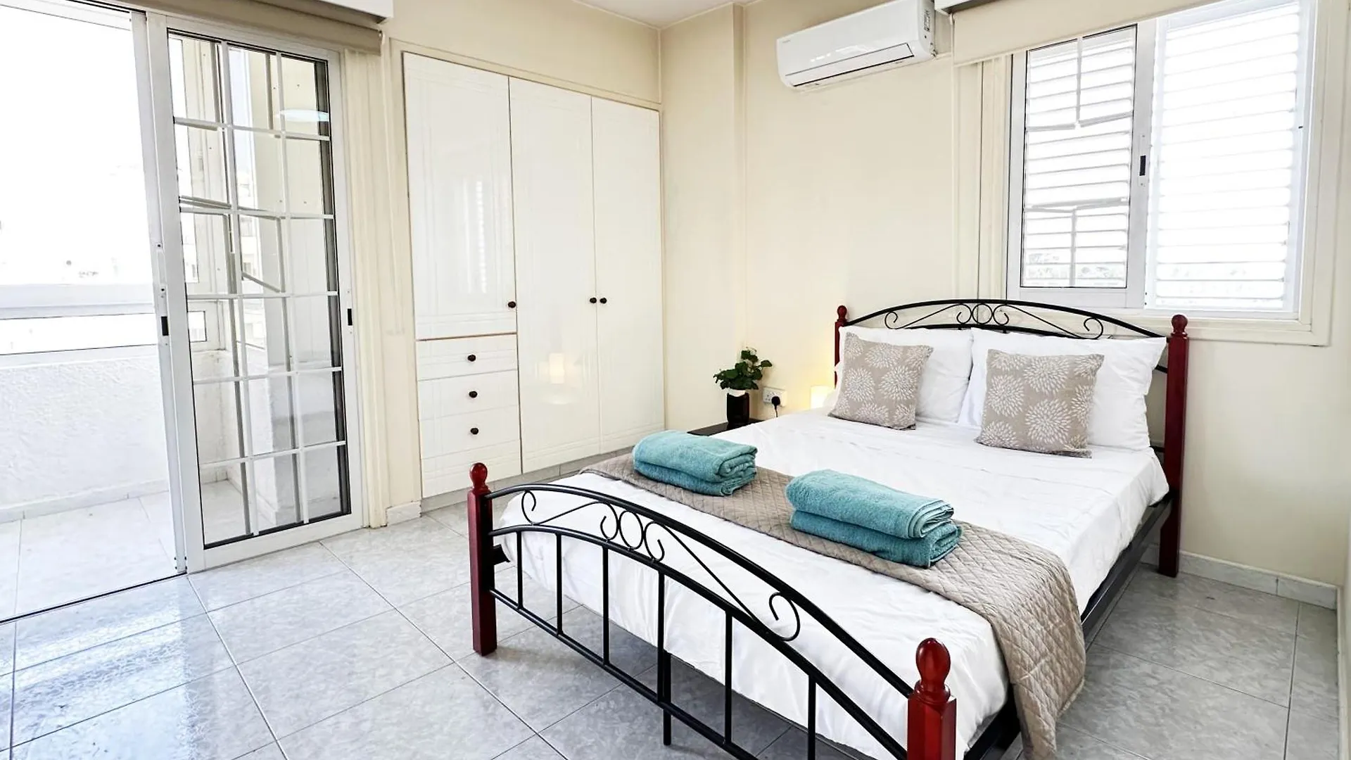 Serenity Sunrise Holiday Apt - Larnaca Apartment