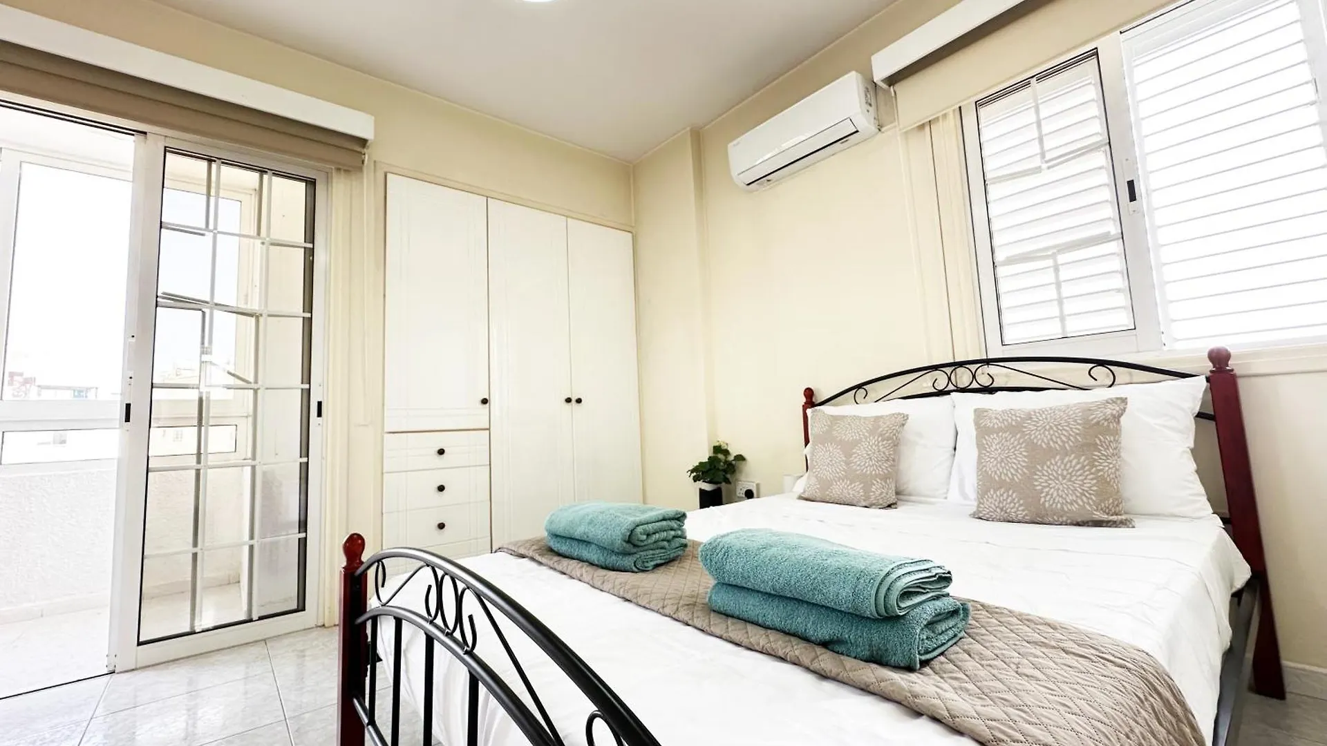 Serenity Sunrise Holiday Apt - Larnaca Apartment